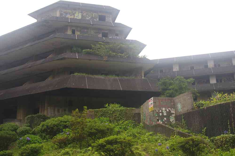 Hôtel de luxe abandonné (Monte Palace Hotel) près du mirador de la vue du Roi. Caldeira des Sete Cidades, le 6 juillet 2023