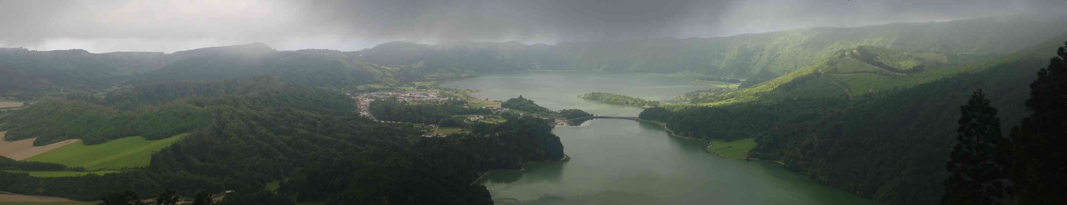 Mirador de la vue du Roi (miradouro da Vista do Rei), vue sur les lacs vert et bleu, le 6 juillet 2023. Caldeira des Sete Cidades