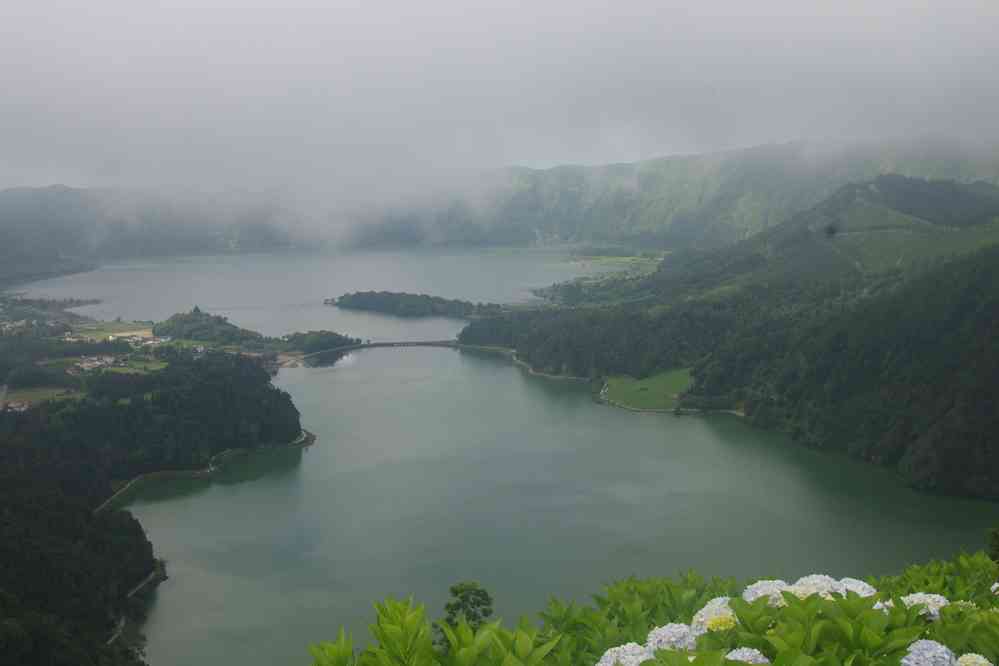 Mirador de la vue du Roi (miradouro da Vista do Rei), vue sur les lacs vert et bleu. Caldeira des Sete Cidades, le 6 juillet 2023