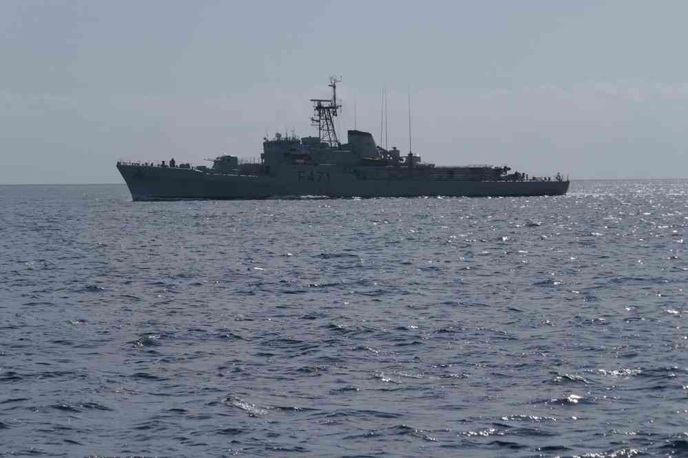 Navire de guerre yankee quittant le port de Ponta Delgada. Excursion en mer depuis Ponda Delgada, le 7 juillet 2023