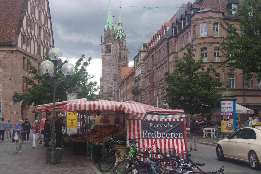 Nuremberg, en direction de la St.Lorenzkirche (église Saint-Laurent), le 4 août 2023
