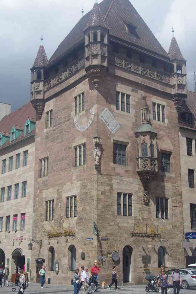 Nuremberg, en face de la St.Lorenzkirche (église Saint-Laurent), le 4 août 2023