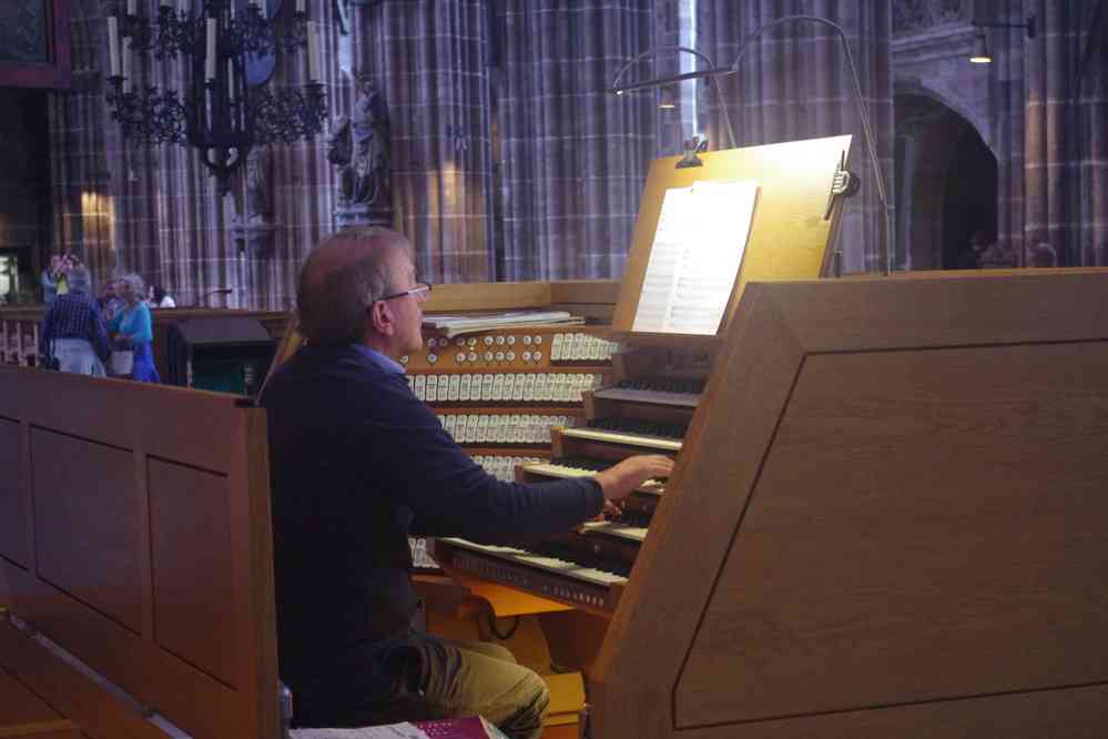 Nuremberg, l’organiste de la St.Lorenzkirche (église Saint-Laurent), le 4 août 2023