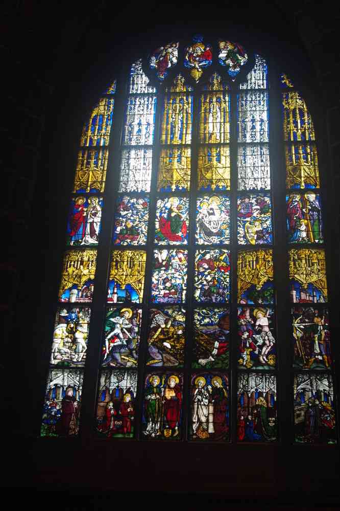 Nuremberg, intérieur de la St.Lorenzkirche (église Saint-Laurent). Vitraux du XVᵉ siècle, le 4 août 2023