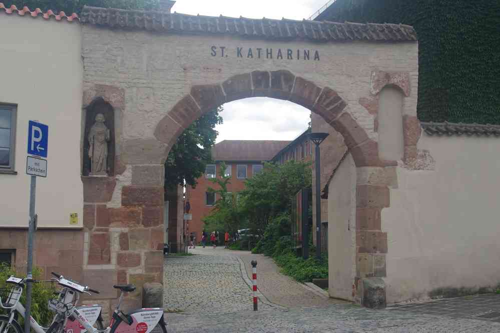 Nuremberg, porche de l’ancienne église Sainte-Catherine (St.Katharina), le 4 août 2023