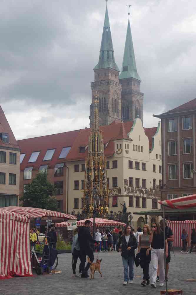 Nuremberg, la place Hauptmarkt (place du marché), la Schöner Brunnen (Belle fontaine) et les clochers de l’église St.Sebaldus, le 4 août 2023