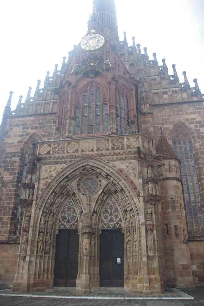 Nuremberg, entrée de l’église (catholique) Frauenkirche située sur la place du Marché (Hauptmarkt). Église fermée car en restauration (je l’avais visitée en 2019), le 4 août 2023