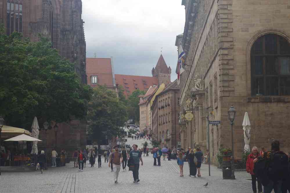 Nuremberg, l’ancien hôtel de ville et le château impérial dans le fond, le 4 août 2023