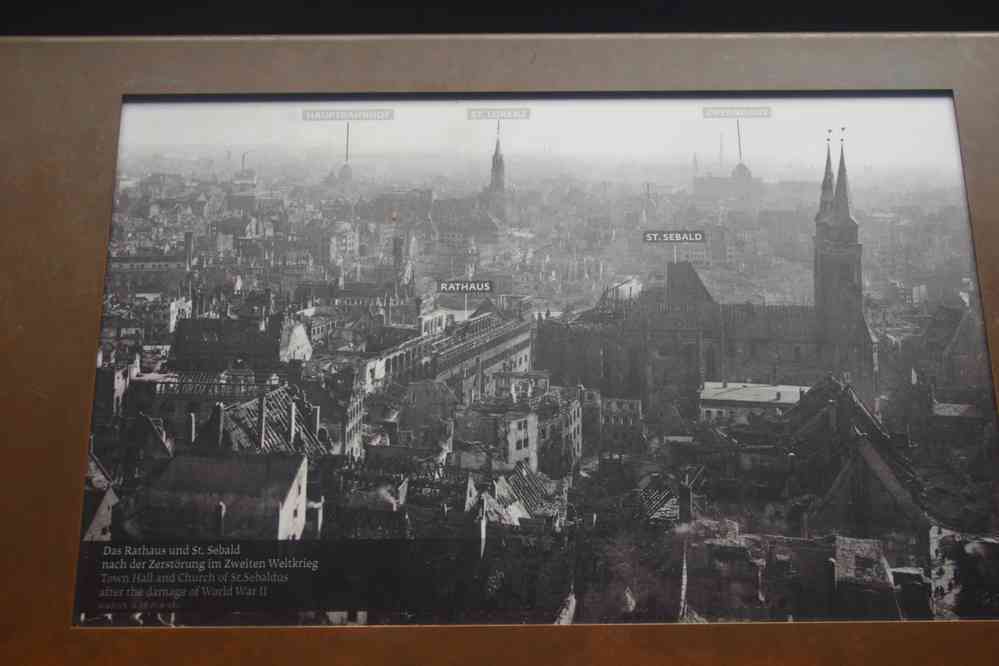 Nuremberg, photo prise après les bombardements de l’église Sᵗ Sebald depuis le donjon (Sinwellturm), le 4 août 2023