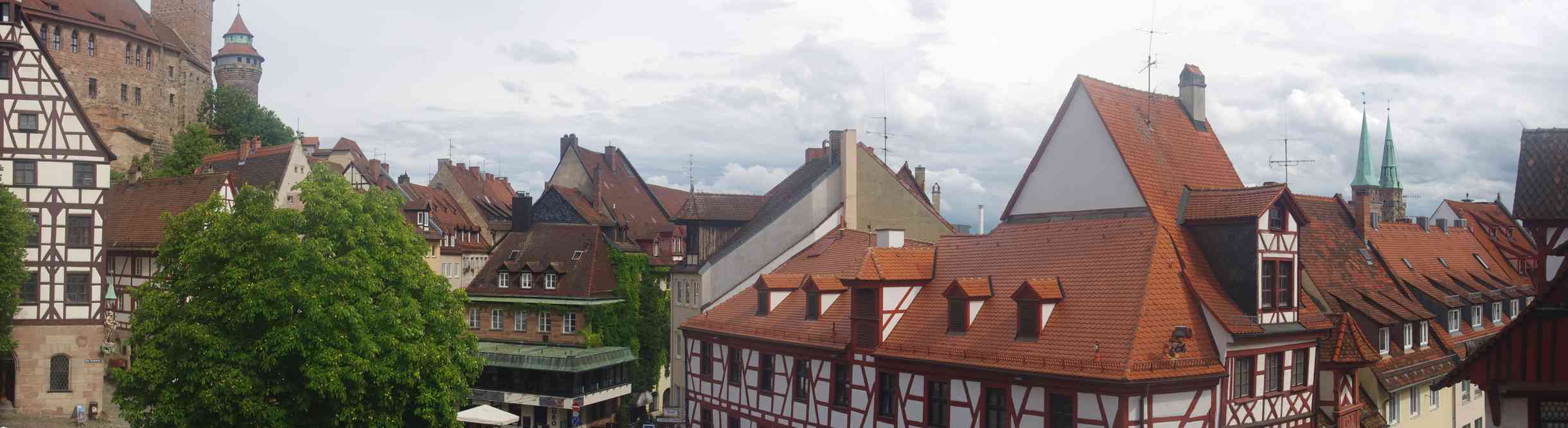 Vue partielle de la vieille ville de Nuremberg depuis les remparts, le 4 août 2023