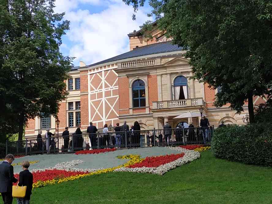 Bayreuth, Palais des festivals (Festspielhaus). Avant la représentation de la Walkyrie, le 6 août 2023