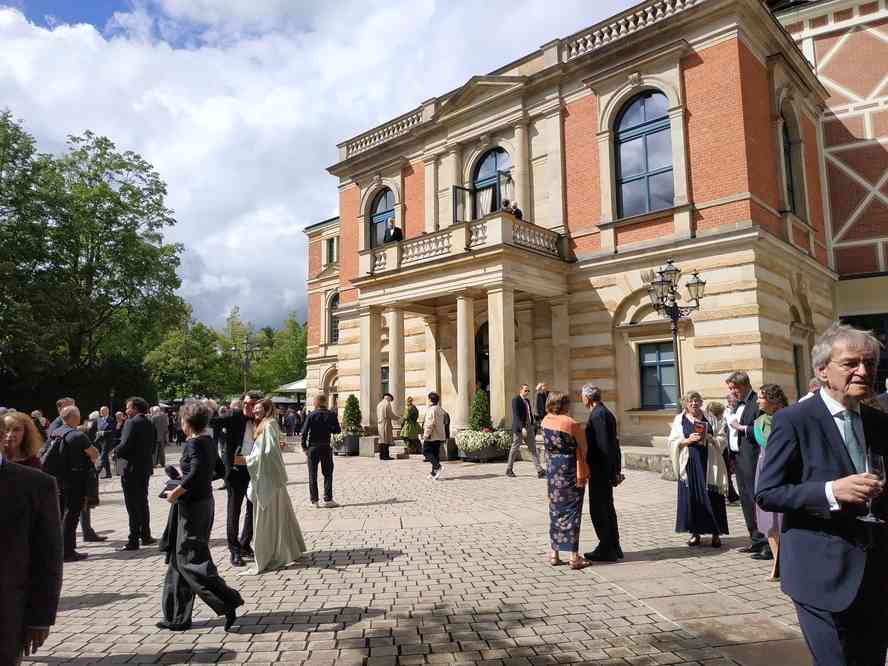 Bayreuth, Palais des festivals (Festspielhaus). Avant la représentation de la Walkyrie, le 6 août 2023
