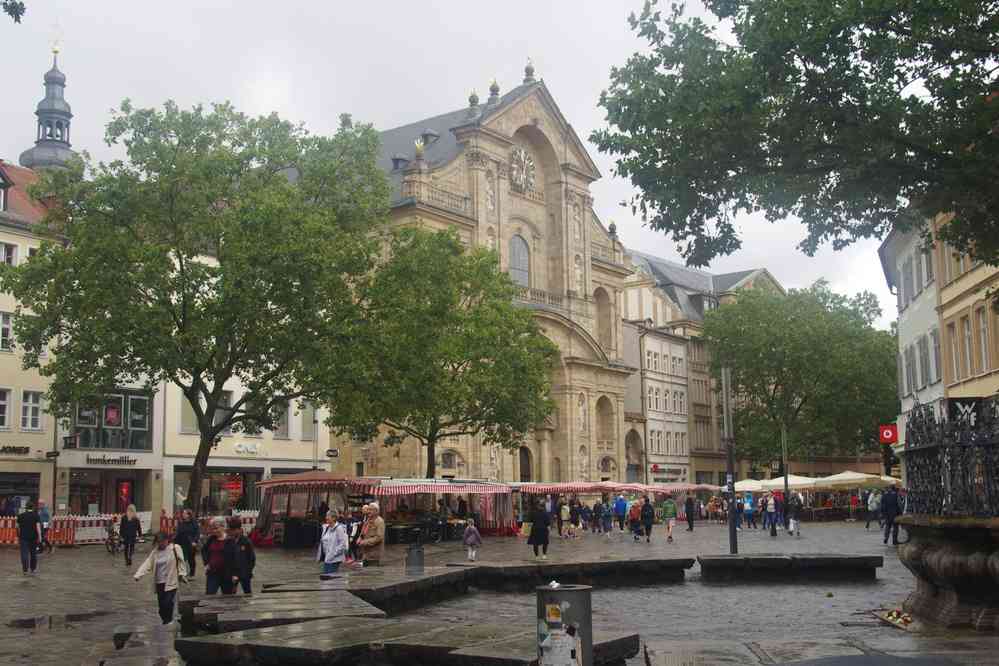 Bamberg, la place du Grüner Markt et l’église catholique St.Martin, le 9 août 2023