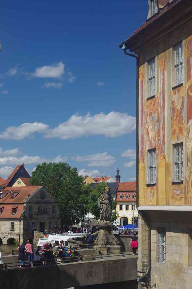 Bamberg, statue de Cunégonde et ancien hôtel de ville, depuis l’Obere Brücke, le 9 août 2023