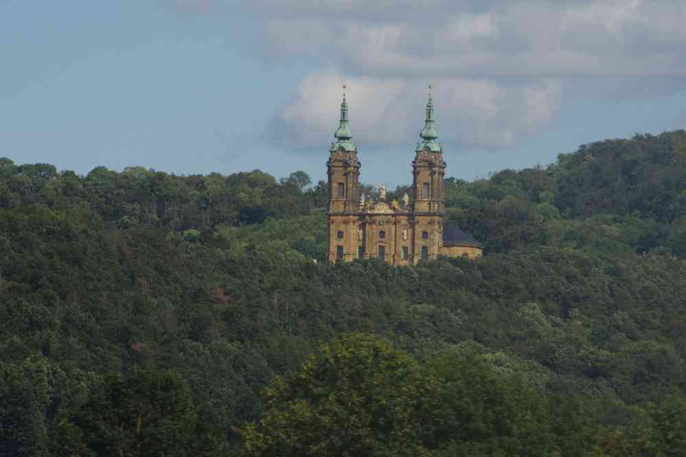 L’église des Quatorze-Saints (Wallfahrtskirche Vierzehnheiligen), le 9 août 2023 (Photographiée au téléobjectif depuis le train, peu avant la gare de Lichtenfels)
