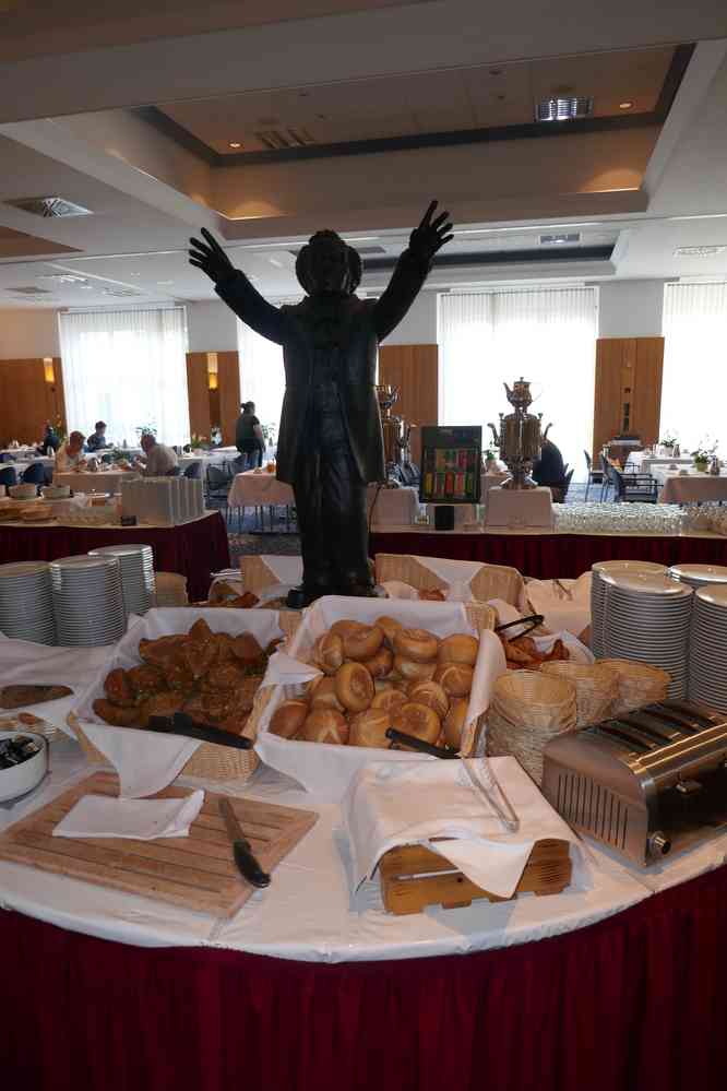 Figurine représentant Wagner et située dans la salle à manger de l’hôtel (Arvena Kongress Hotel - Hotel in der Wagnerstadt), le 10 août 2023