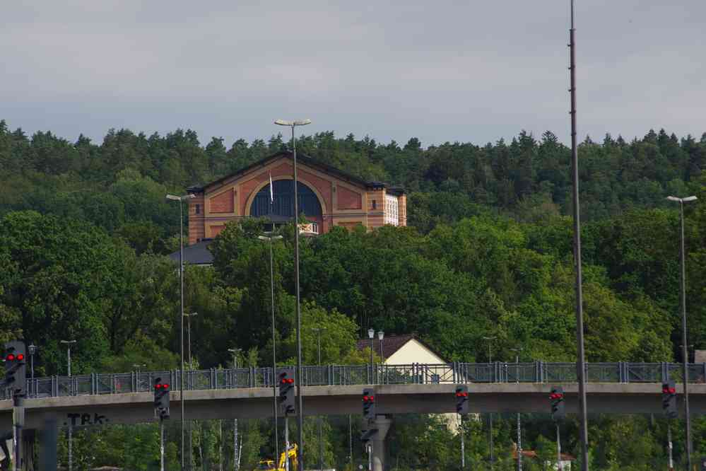 Le Festspielhaus vu depuis la gare de Bayreuth, le 10 août 2023