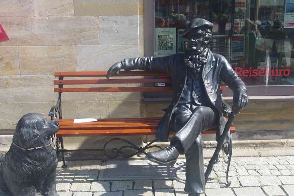 Figurine représentant Wagner, située près d’une boutique de souvenirs face à l’opéra des Margraves, le 10 août 2023