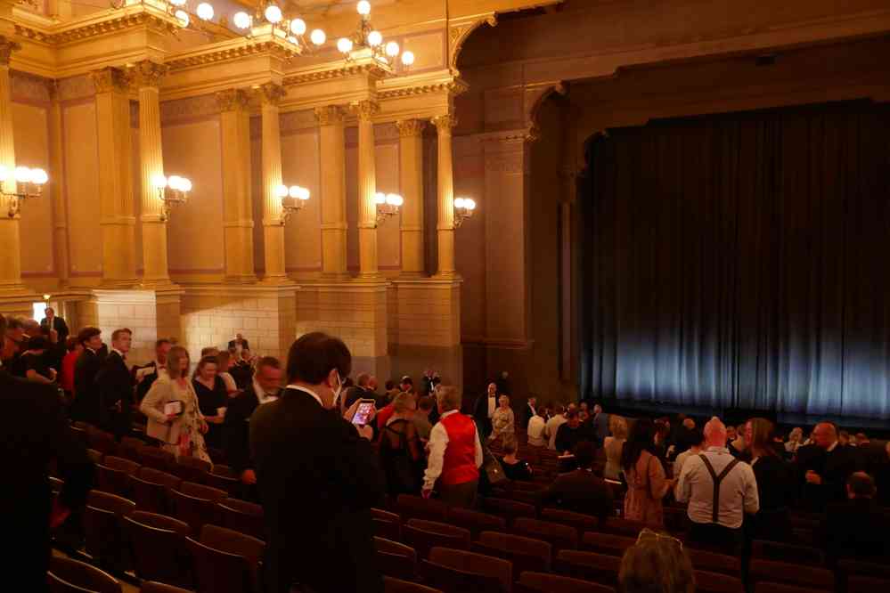 Bayreuth, intérieur du Festspielhaus, peu avant la représentation du Crépuscule des Dieux, le 10 août 2023