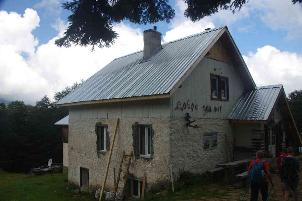 Halte au refuge Benkovski (Хижа Бенковски) (1540 m), mais on n’est pas arrivés, le 17 juillet 2019. L’inscription ça doit être : Добре дошли (« bienvenue » en bulgare)