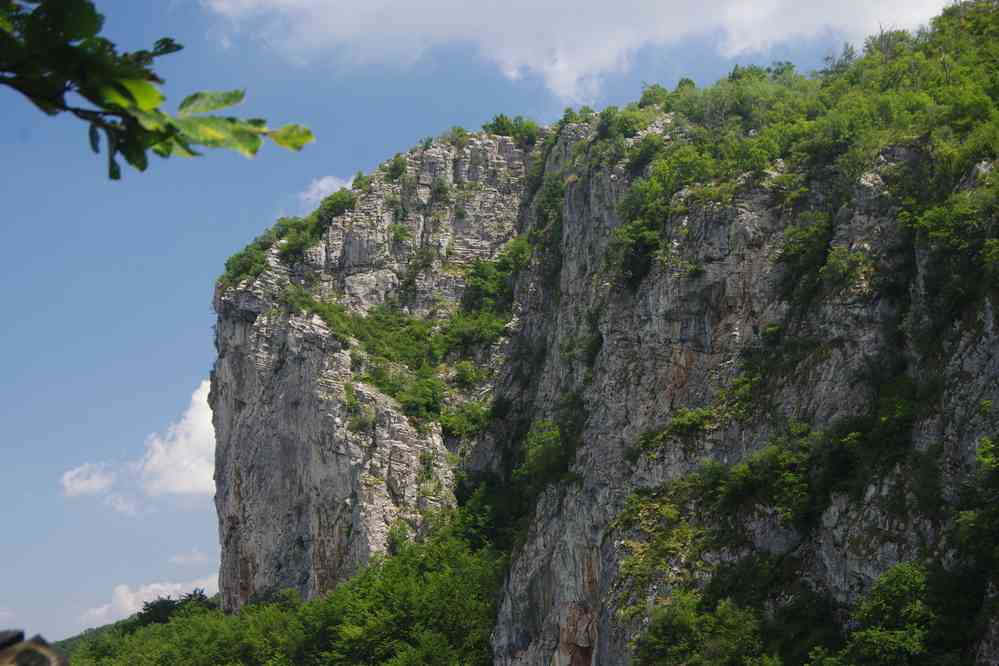 Randonnée dans le parc naturel de Vratchanski Balkan (Природен парк „Врачански Балкан“). On se prépare à une descente bien scabreuse, le 19 juillet 2019