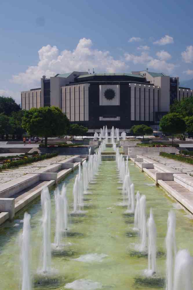 Sofia (София), palais national de la Culture (национален дворец на културата). Hideux bâtiment d’époque communiste situé à l’extrémité du boulevard Vitocha (Витоша), le 27 juillet 2019
