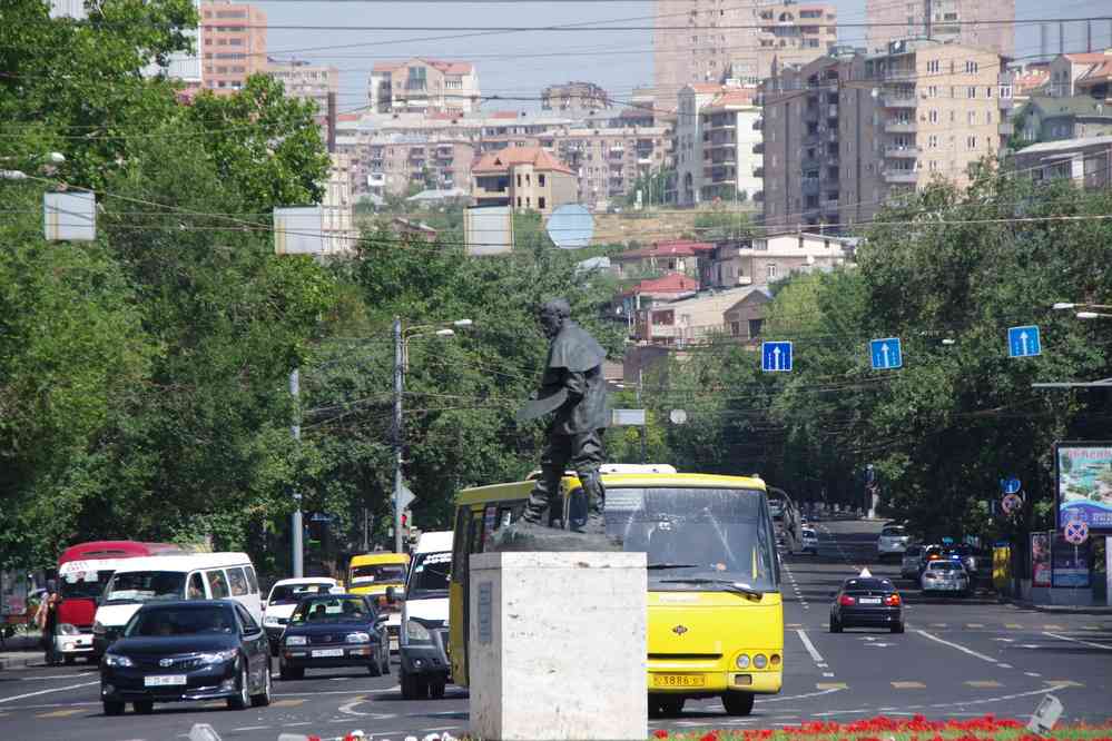 Erevan (Երևան), sculpture de Rodin sur la place de France, le 30 juillet 2017