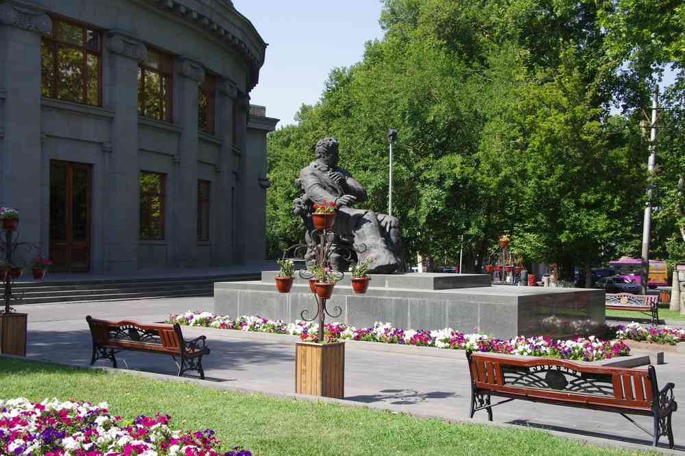 Erevan (Երևան), devant l’Opéra, le 30 juillet 2017