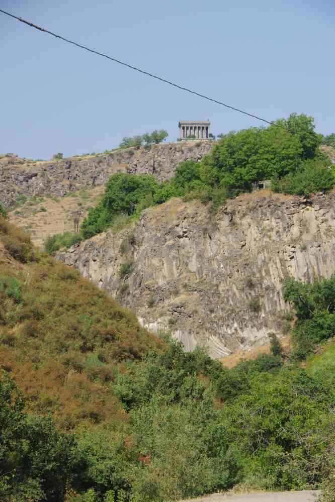Le temple de Garni (Գառնի) vu de la vallée de la rivière Azat (Ազատ), le 31 juillet 2017