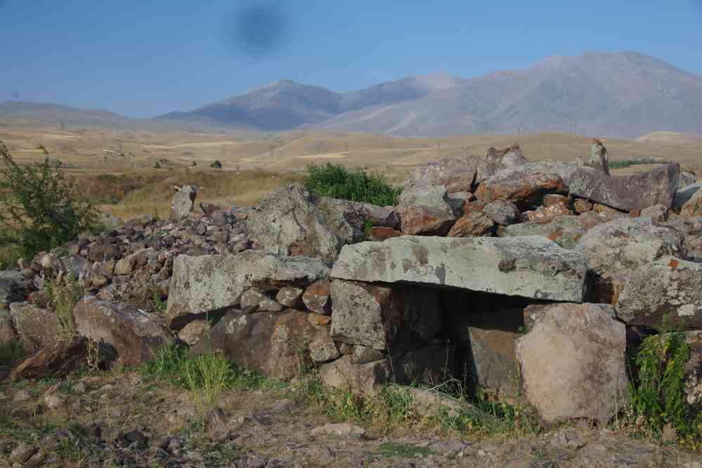 Site mégalithique de Karahundj (Քարահունջ), le 1ᵉʳ août 2017. Aussi appelé Zorats Karer (Զորաց Քարեր) (ce n’est pas un tumulus, nous ne sommes pas en Bretagne !)