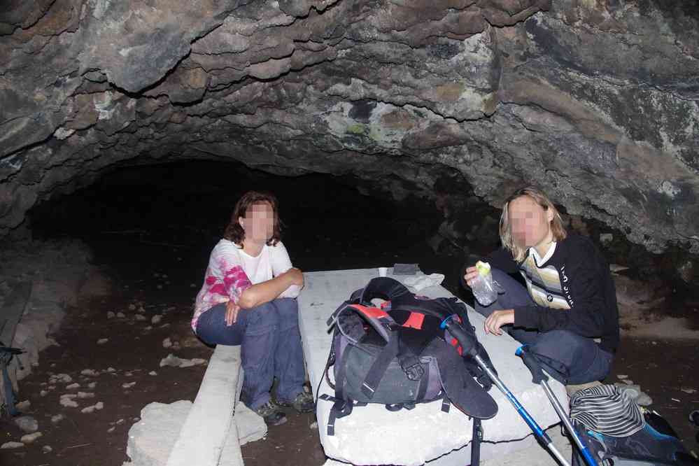 Abri dans un tunnel de lave du volcan Armaghan (Արմաղան լեռ), le 3 août 2017
