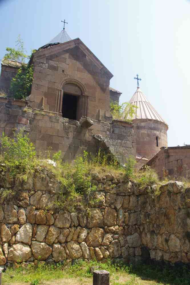 Monastère de Gochavank (Գոշավանք). Mur cyclopéen de l’âge de fer, le 4 août 2017