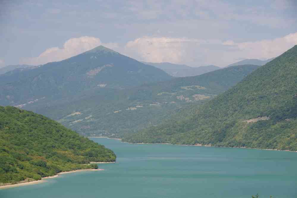Le lac de  Jinvali (ჟინვალის წყალსაცავი), photographié depuis la route militaire, le 6 août 2017