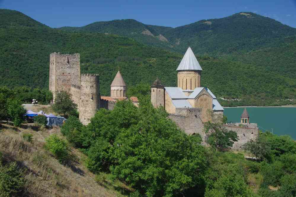 Le monastère d’Ananouri (ანანური) au-dessus du lac de Jinvali (ჟინვალის წყალსაცავი), le 6 août 2017