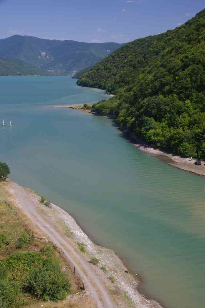 Les rives du lac de Jinvali (ჟინვალის წყალსაცავი), le 6 août 2017
