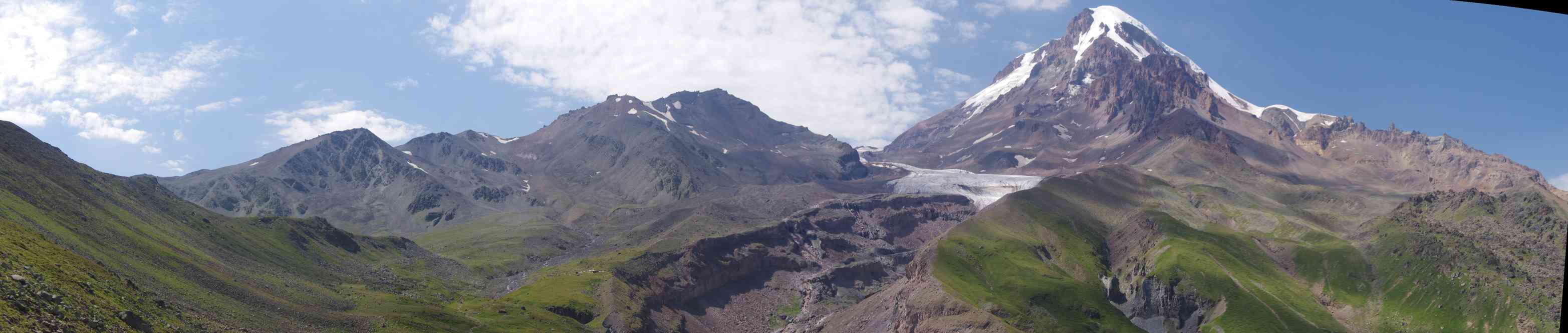 Le mont Kazbek (ყაზბეგი) (5047 m) vu du col d’Arsha (2940 m), le 7 août 2017