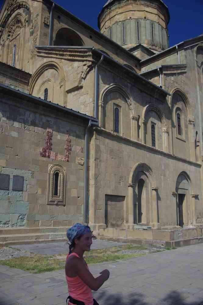 Mtskheta (მცხეთა), cathédrale de Svétitskhovéli (სვეტიცხოვლის საკათედრო ტაძარი). Au fait, elle racontait quoi Nathalie ? (9 août 2017)