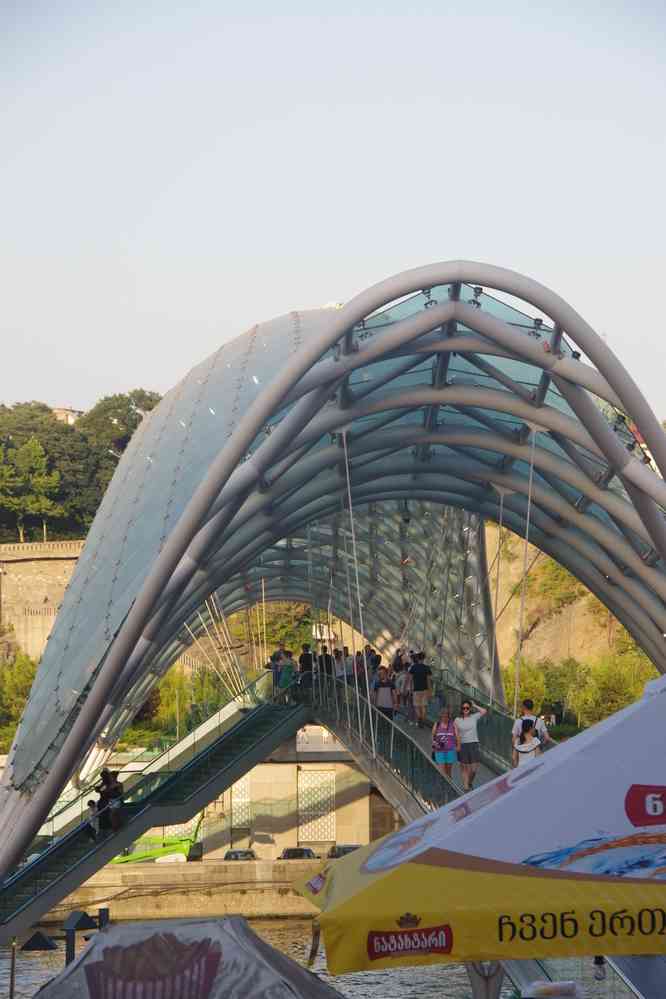 Tbilissi (თბილისი), le « pont de la Paix (მშვიდობის ხიდი) », emblème des grands travaux de Saakachvili. Mitterrand avait sa pyramide, Saakachvili a sa passerelle, le 10 août 2017