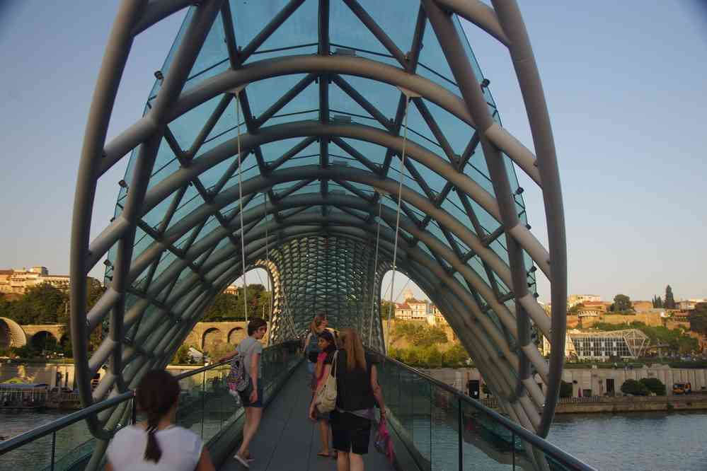 Tbilissi (თბილისი), le « pont de la Paix (მშვიდობის ხიდი) », emblème des grands travaux de Saakachvili. Vous verrez l’illumination tout à l’heure, ça jette ! (10 août 2017)