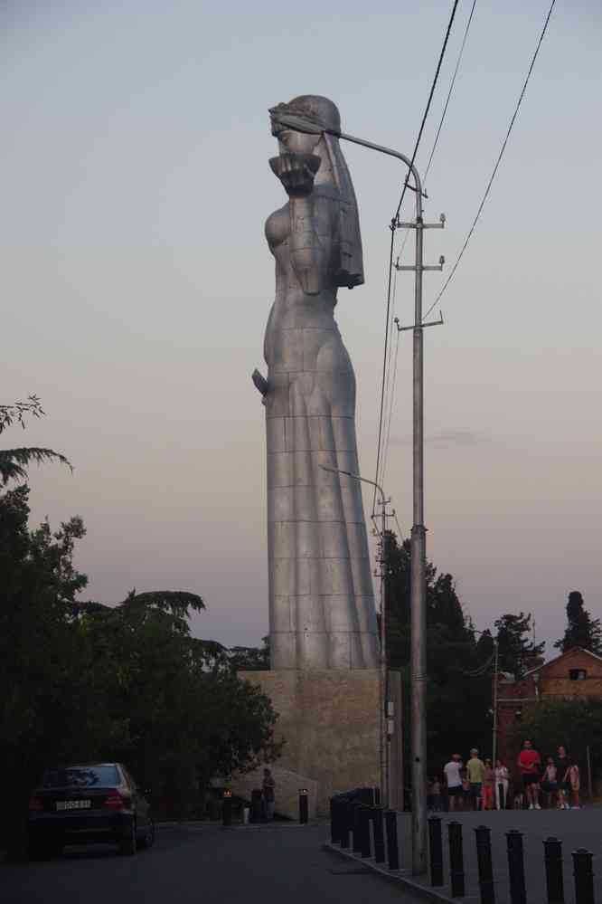 Tbilissi (თბილისი), à nouveau la « mère Géorgie » (enfin, la statue Kartlis Deda (ქართლის დედა)), le 10 août 2017