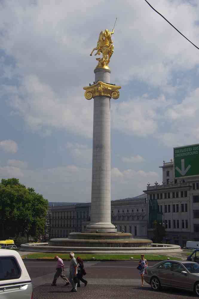 Tbilissi (თბილისი), la place de la Liberté et sa statue de Saint-Georges, le 11 août 2017