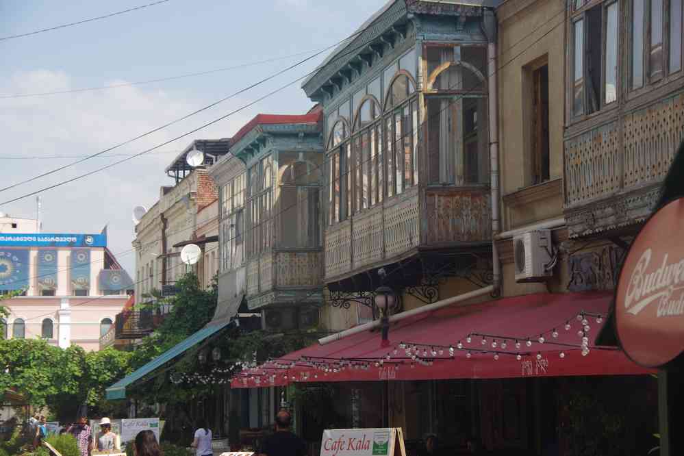 Tbilissi (თბილისი), balcons typiques, le 11 août 2017