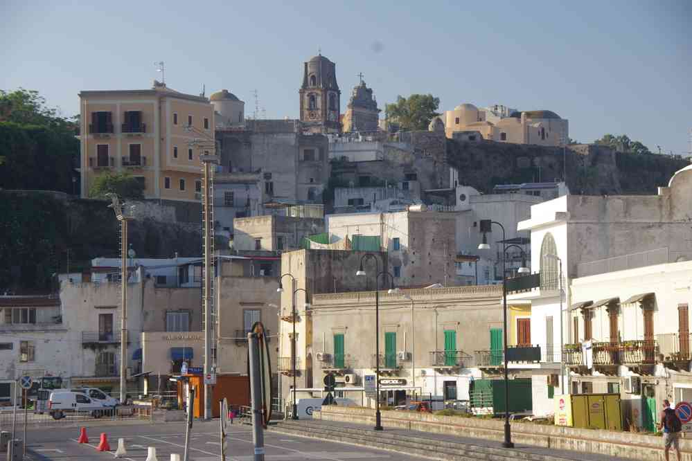 Lipari, vue sur la citadelle. (Embarquement pour Salina), le 3 août 2020