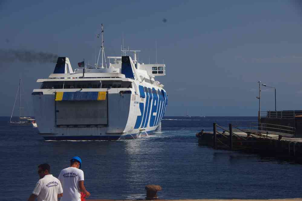 Salina, accostage du transbordeur à Rinella, le 3 août 2020