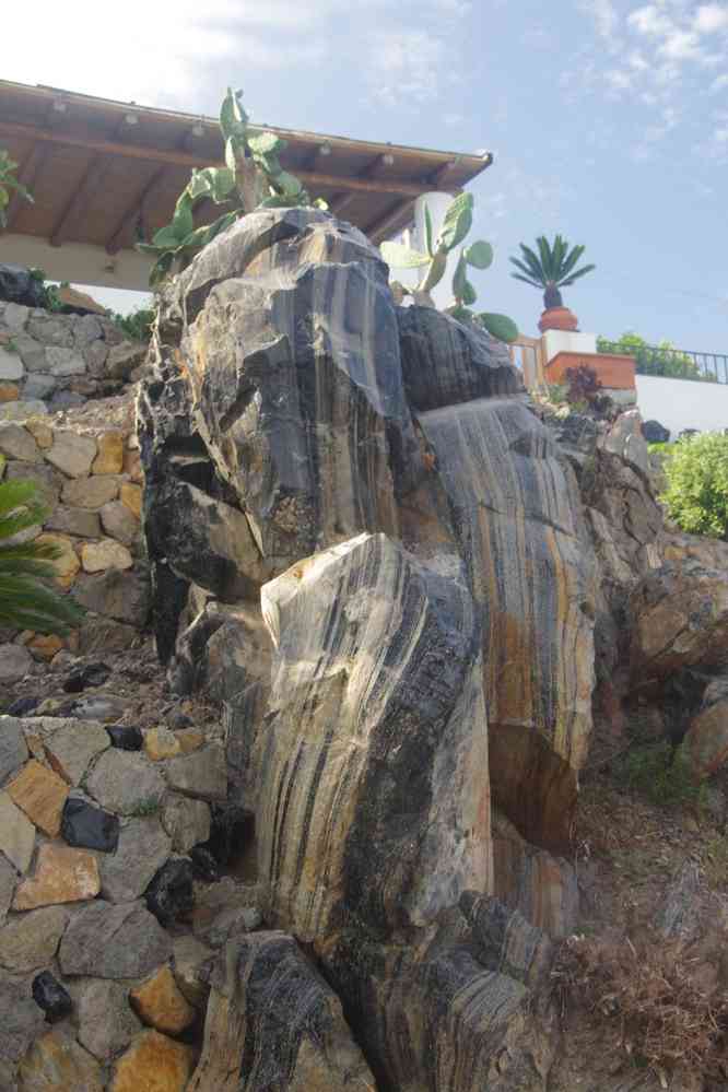 Lipari, bloc d’obsidienne dans une propriété près de Porticello, le 4 août 2020