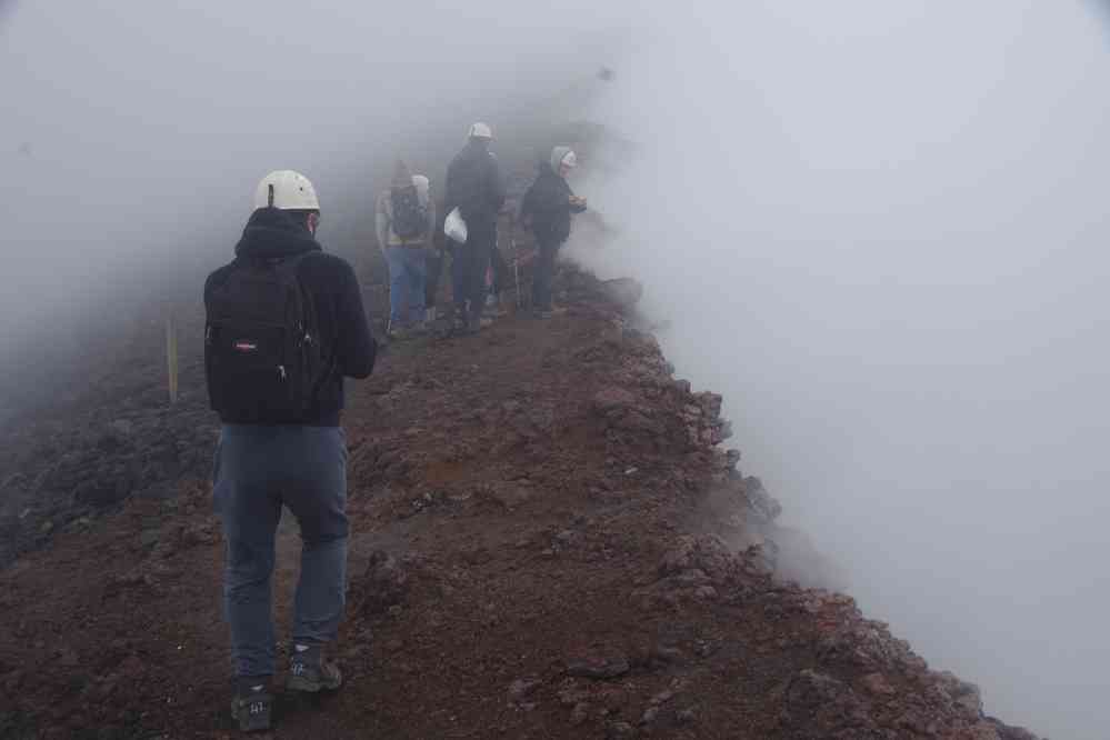 Etna : montée en direction du sommet. Au bord de l’un des 5 cratères, le 7 août 2020