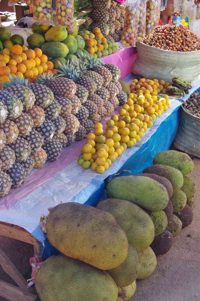 Vente de fruits à Mandoto sur la RN34, le 16 juillet 2018