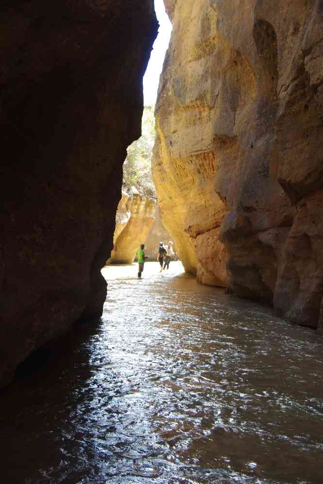 Remontée d’une gorge étroite dans le Makay, le 17 juillet 2018