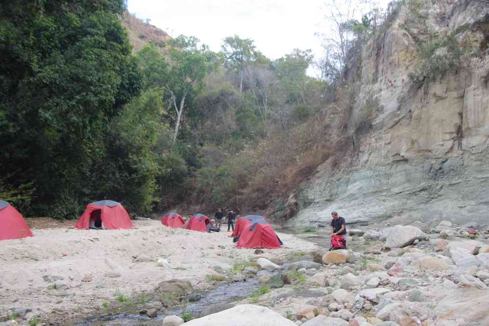 La rivière du quatrième camp et ses parois d’argile verte, le 20 juillet 2018