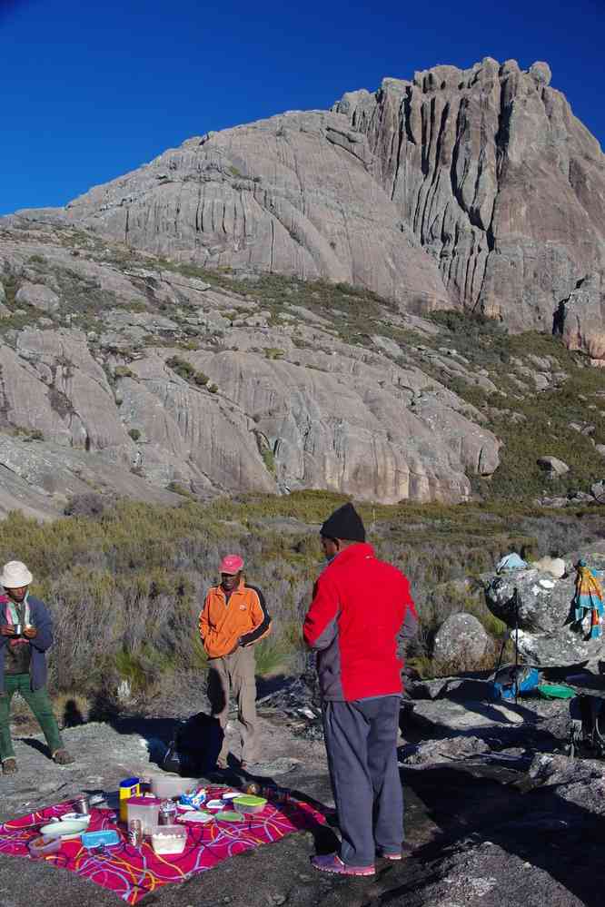 Petit déjeuner au pied du pic Imarivolanitra, le 27 juillet 2018